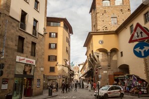 A street with shops and a police car parked on the side. - Apartments Florence - Carolina (Firenze)