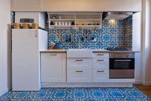 Fridge, oven, stovetop, dishwasher