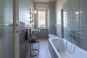 Baignoire, séchoir à cheveux, serviettes fournies
