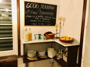 Free daily buffet breakfast - Mucha Masia Hostel Rural-Urbà (El Prat de Llobregat)