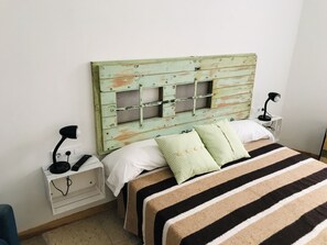 Chambre double | Décor unique, ameublement unique, fer et planche à repasser