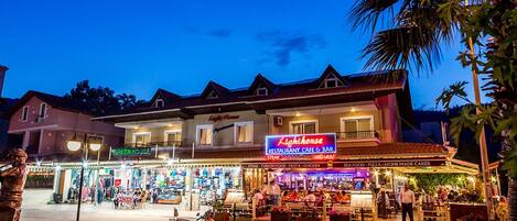 住宿正面 (夜晚)