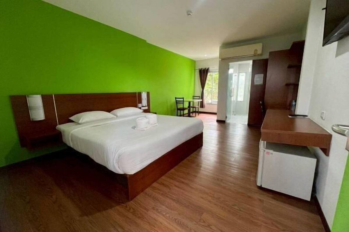 Escritorio, espacio para trabajar con laptop y wifi gratis