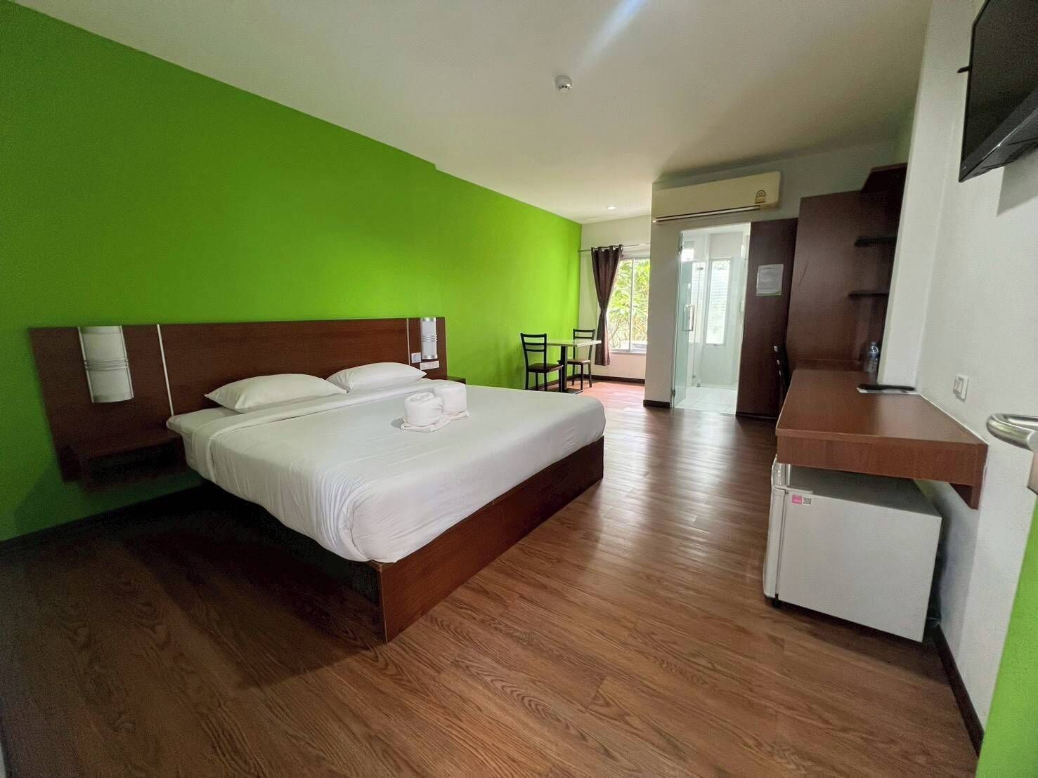Premier Deluxe, 1 King Bed, Non Smoking, City View | โต๊ะทำงาน, พื้นที่ทำงานแบบใช้แล็ปท็อป, Wi-Fi ฟรี, ผ้าปูที่นอน