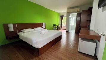 Premier Deluxe, 1 King Bed, Non Smoking, City View | Desk, laptop workspace, free WiFi, bed sheets
