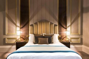 Desk, laptop workspace, blackout curtains, iron/ironing board - Edgbaston House (Birmingham)