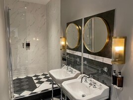 Luxury Room | Bathroom | Free toiletries, hair dryer, bathrobes, towels