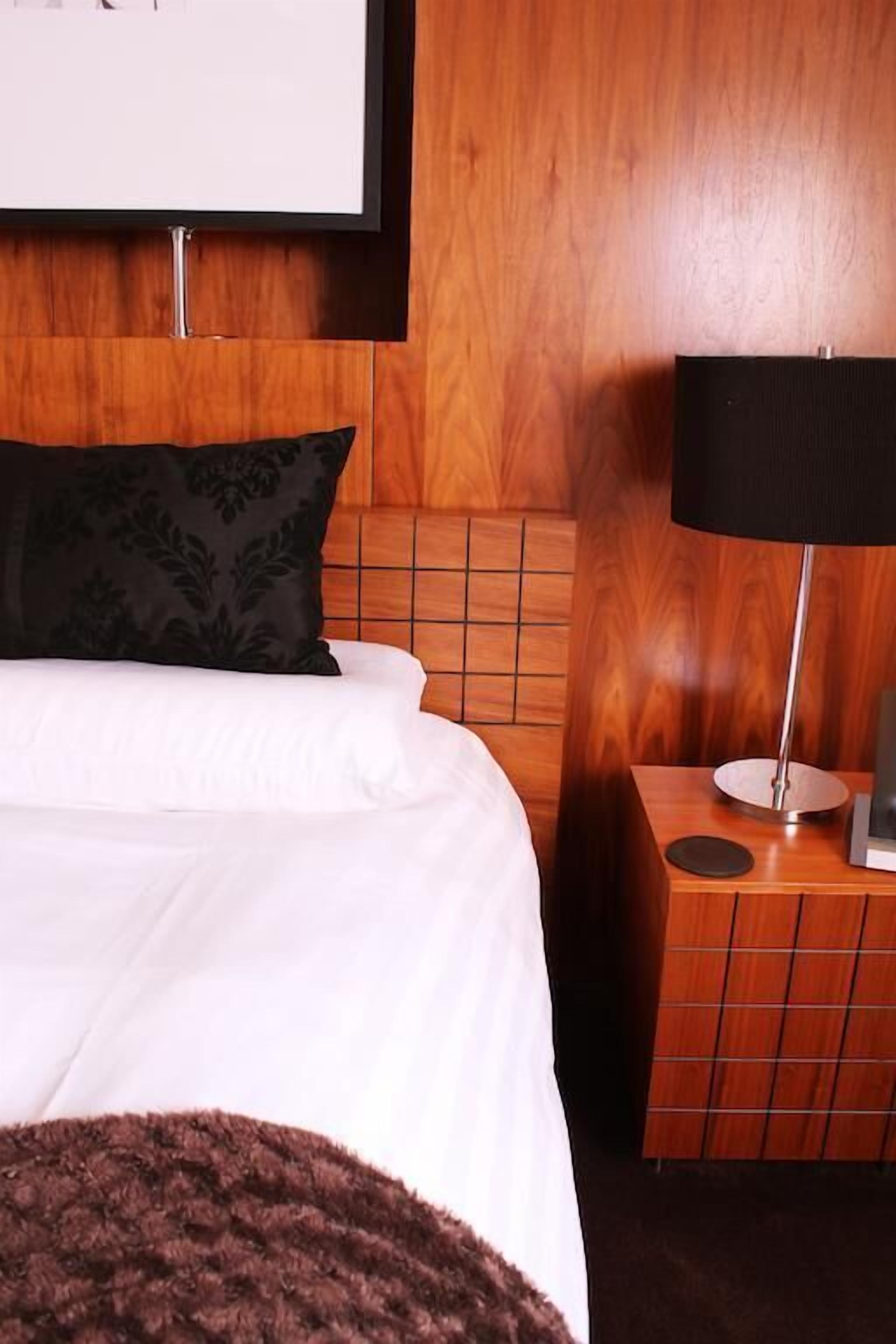 Una scrivania, insonorizzazione, ferro/asse da stiro, Wi-Fi gratuito