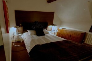 Deluxe King Room | Desk, soundproofing, iron/ironing board, free WiFi