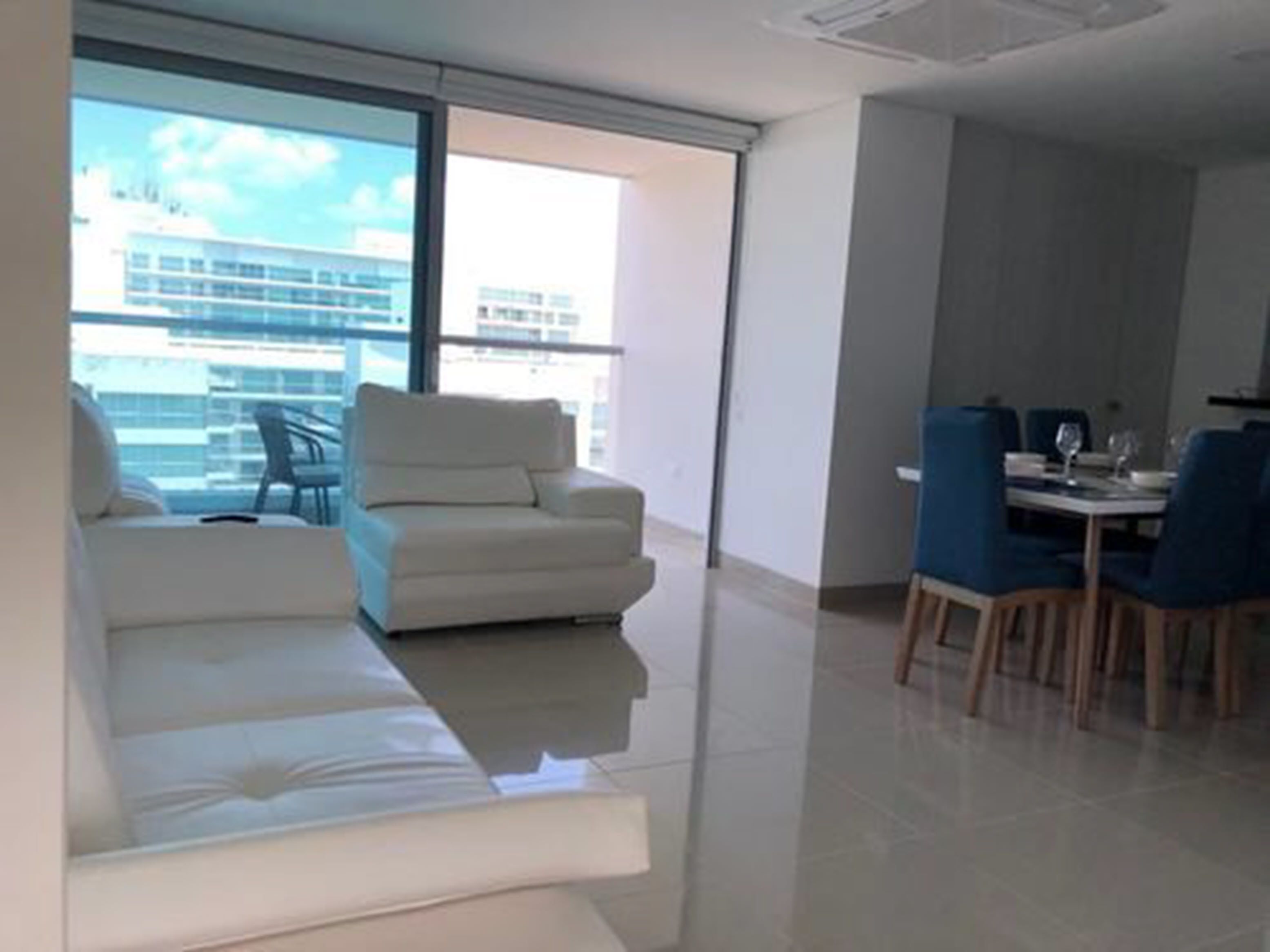 Apartamento família, várias camas, para não fumantes | Área de estar | TV de tela plana