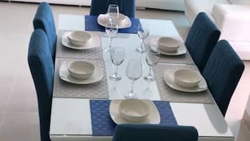 Family Apartment, Multiple Beds, Non Smoking | In-room dining