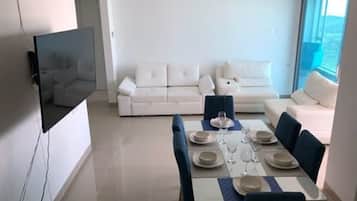 Apartamento família, várias camas, para não fumantes | Sala de estar | TV de tela plana