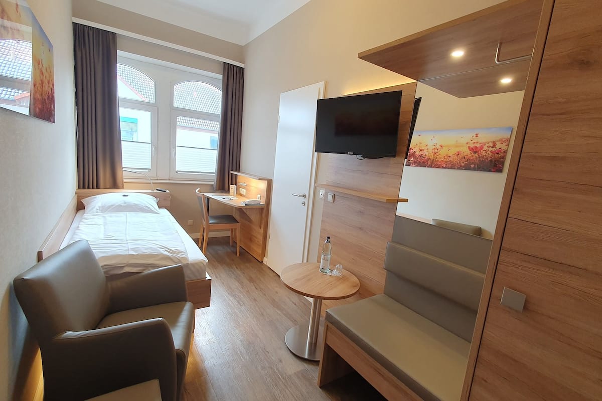 single room | 1 bedroom, in-room safe, desk, blackout curtains