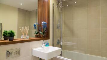 Luxury Apartment, 2 Bedrooms, Non Smoking | Bathroom | Separate tub and shower, free toiletries, hair dryer, towels