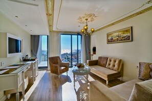 Junior Suite, Sea Facing | Living room | LED TV - Yilsam Sultanahmet Hotel (Istanbul)