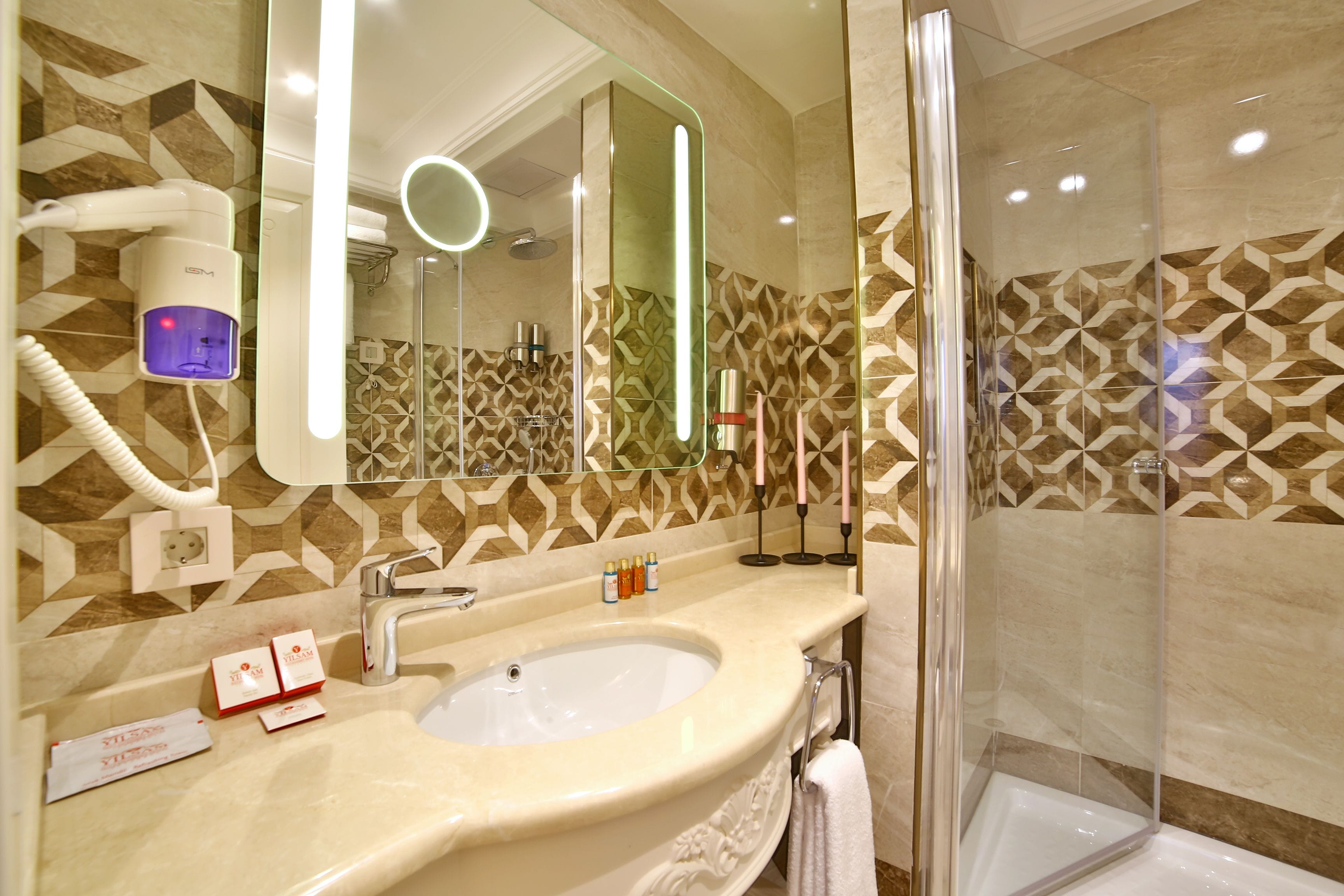 shower, rainfall showerhead, free toiletries, hair dryer