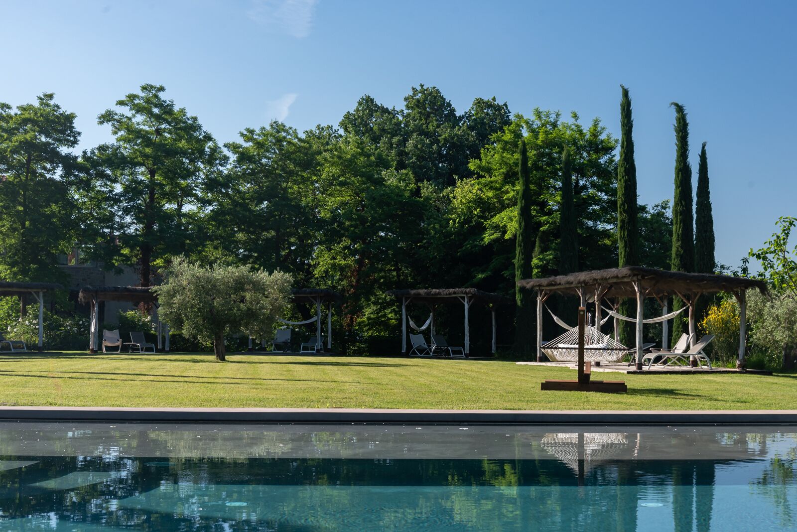 Inomhuspool, en säsongsöppen utomhuspool, parasoller och solstolar