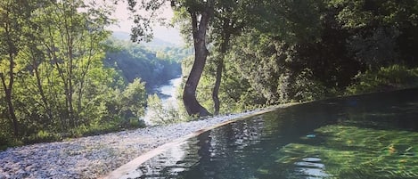 Una piscina techada, una piscina al aire libre de temporada, sombrillas