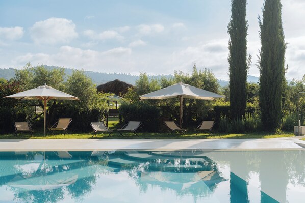 Innenpool, Außenpool (je nach Saison geöffnet), Sonnenschirme