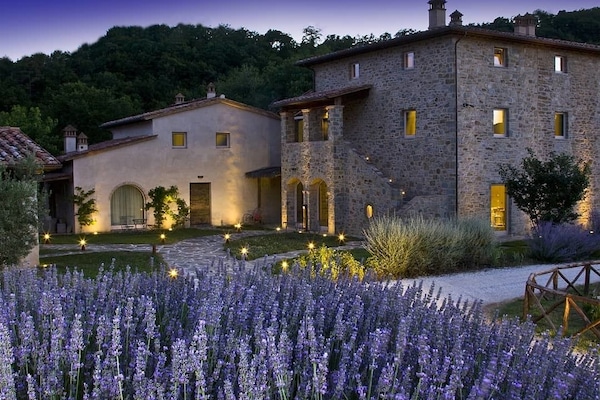 Voorkant accommodatie - avond/nacht