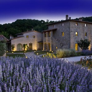 Fassade der Unterkunft – Abend/Nacht