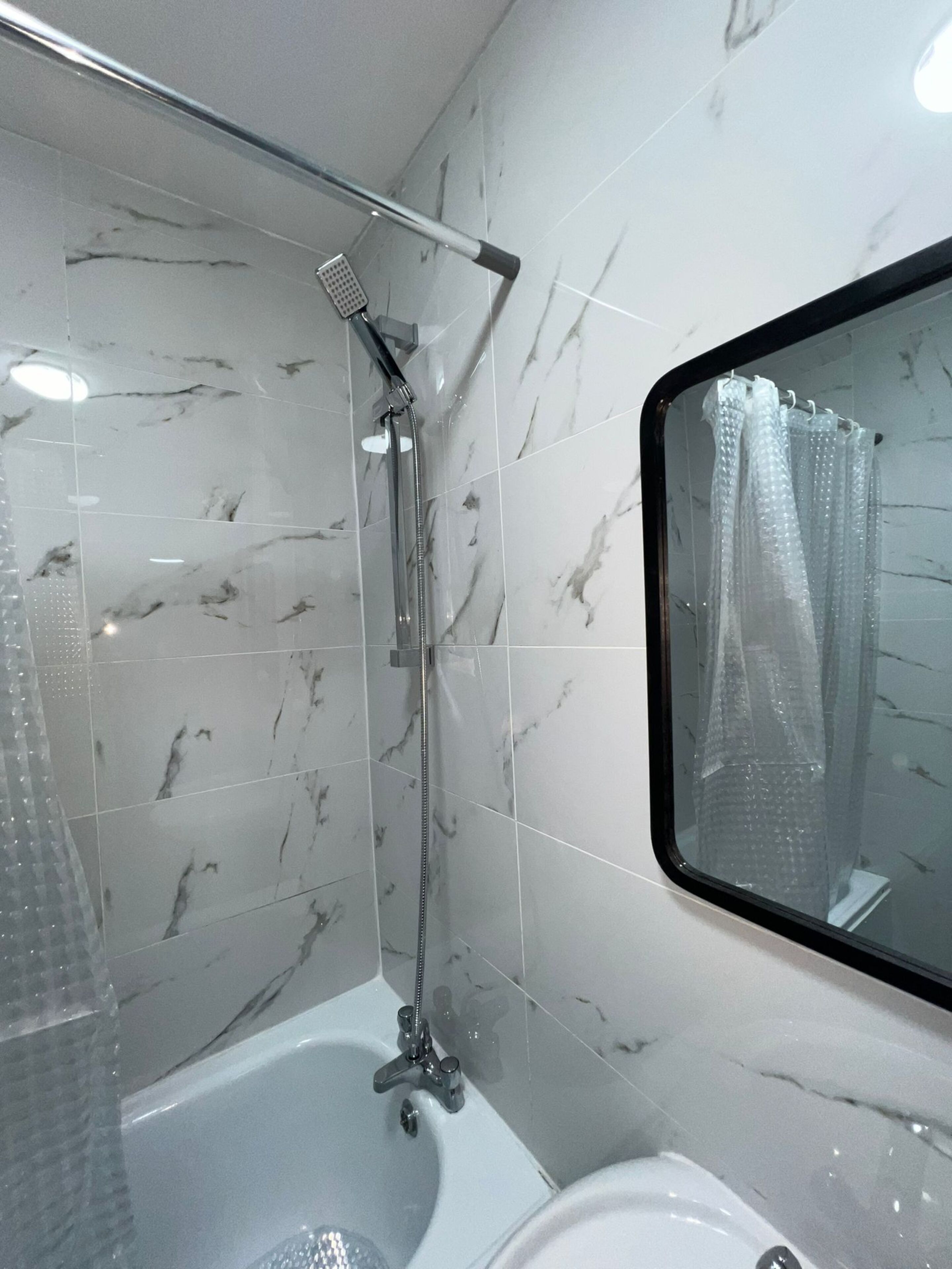 Douche, sèche-cheveux, serviettes fournies