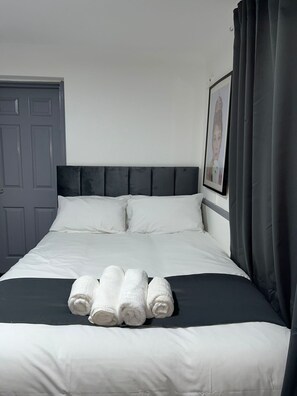 In-room safe, iron/ironing board, free WiFi, bed sheets - OYO Greenway Stays (Uxbridge)