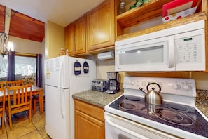 冷蔵庫、電子レンジ、オーブン、コンロ