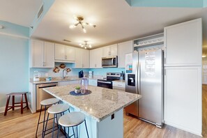 Fridge, microwave, oven, stovetop - Beach condo with WiFi, amazing views, hot tub, and pools (Panama City Beach)