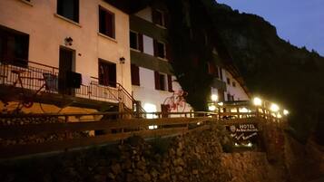 Façade de lâhĂ©bergement - soirĂ©e/nuit