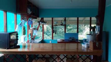 Quarto família, várias camas, para não fumantes | Cozinha privada | Cafeteira/chaleira, geladeira, fogão, cooktop