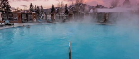 Et oppvarmet basseng