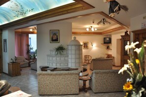 Lobby sitting area - Hotel Dolomiti (Capriana)