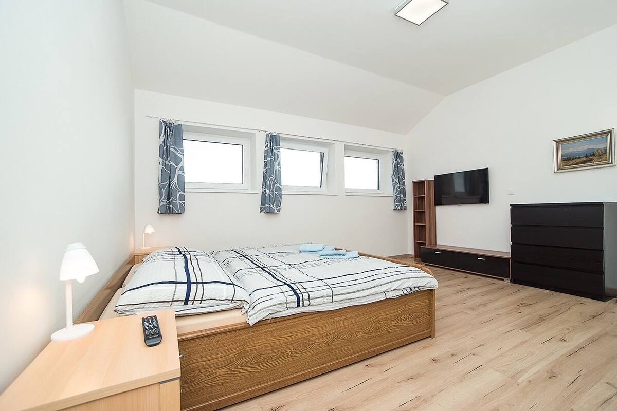 2 bedrooms, soundproofing, bed sheets
