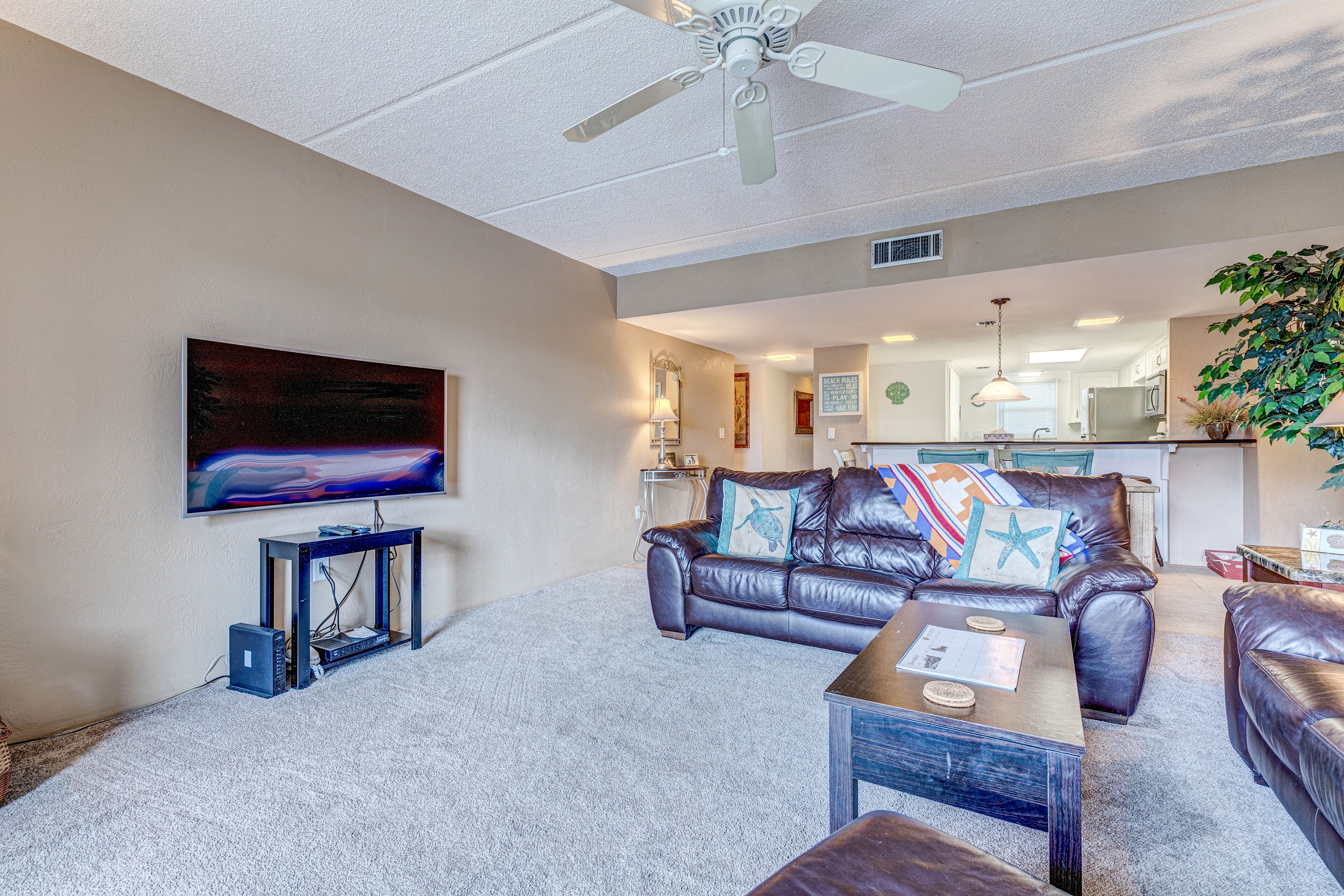 Beach-view condo with pool, balcony, gym & central AC  - walk to the beach
