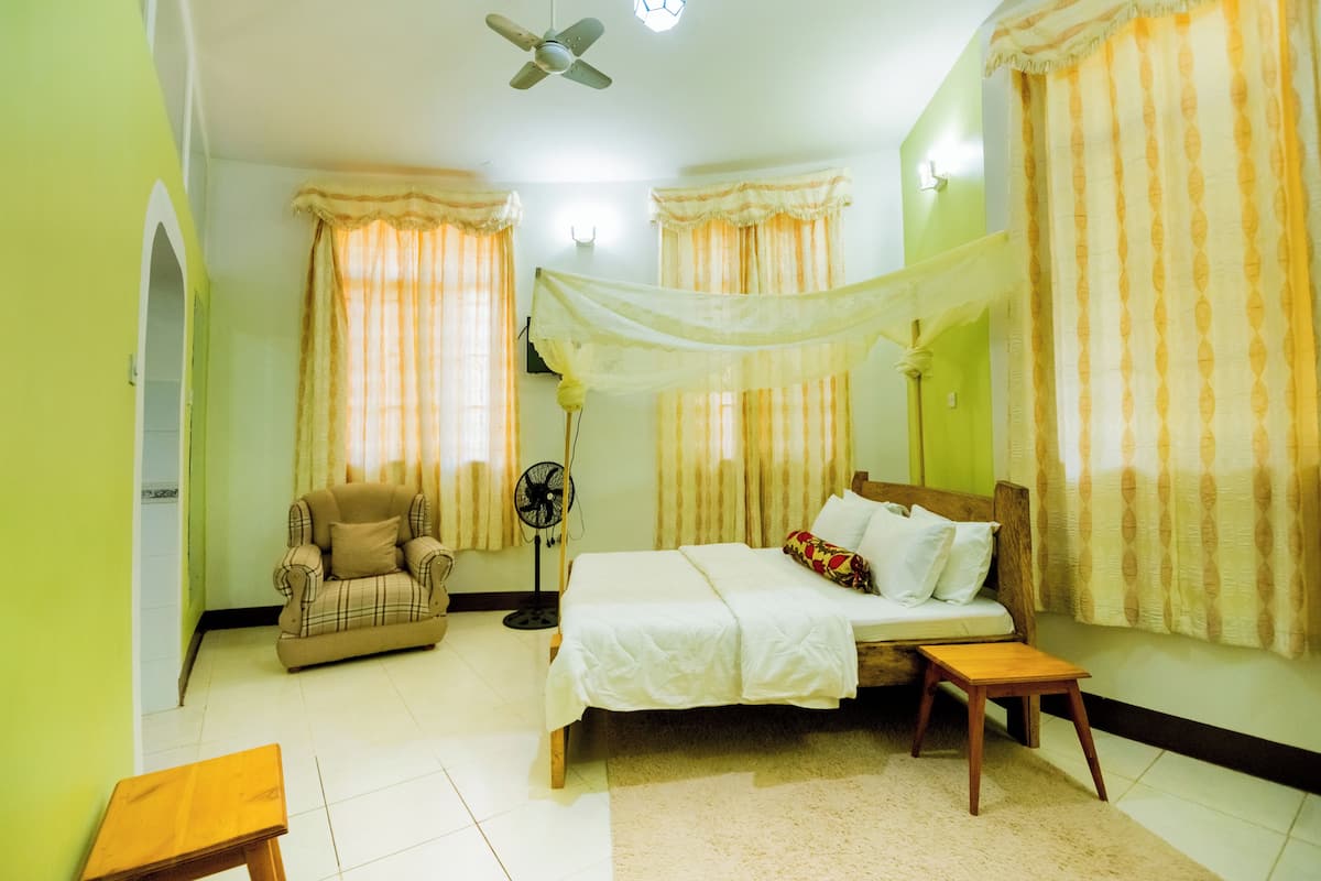 In-room safe, blackout curtains, free WiFi, bed sheets