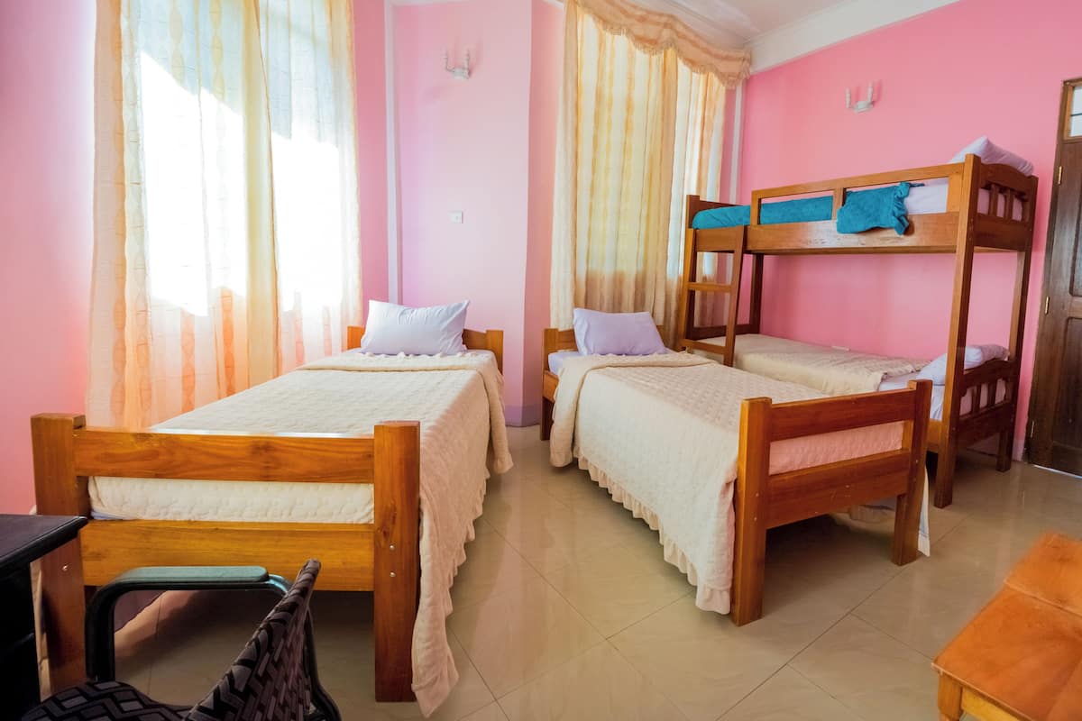 Quadruple Room | In-room safe, blackout curtains, free WiFi, bed sheets