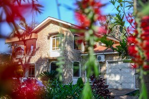 Front of property - Mama Thea Homes - Hostel (Moshi)