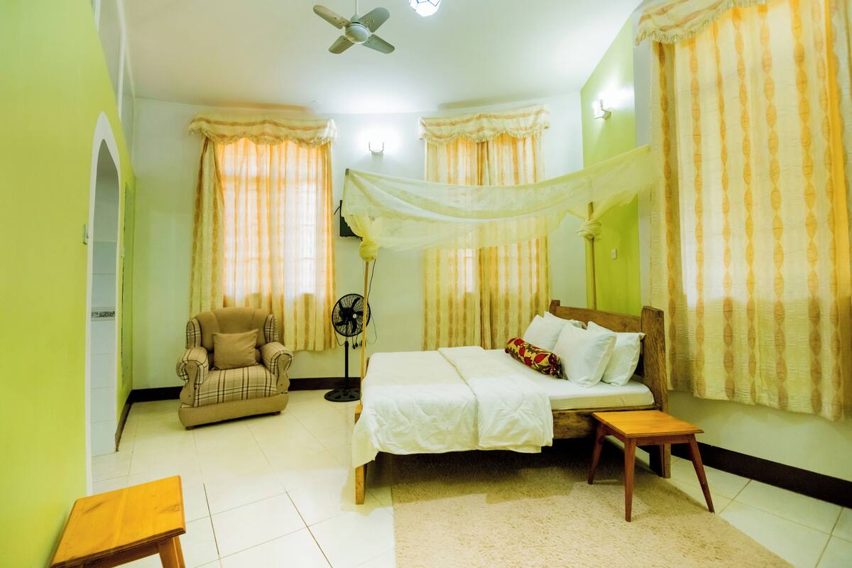 Zimmersafe, Verdunkelungsvorhänge, kostenloses WLAN, Bettwäsche