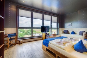 Suite – junior | Individuelt dekorert, individuelt innredet og skrivebord