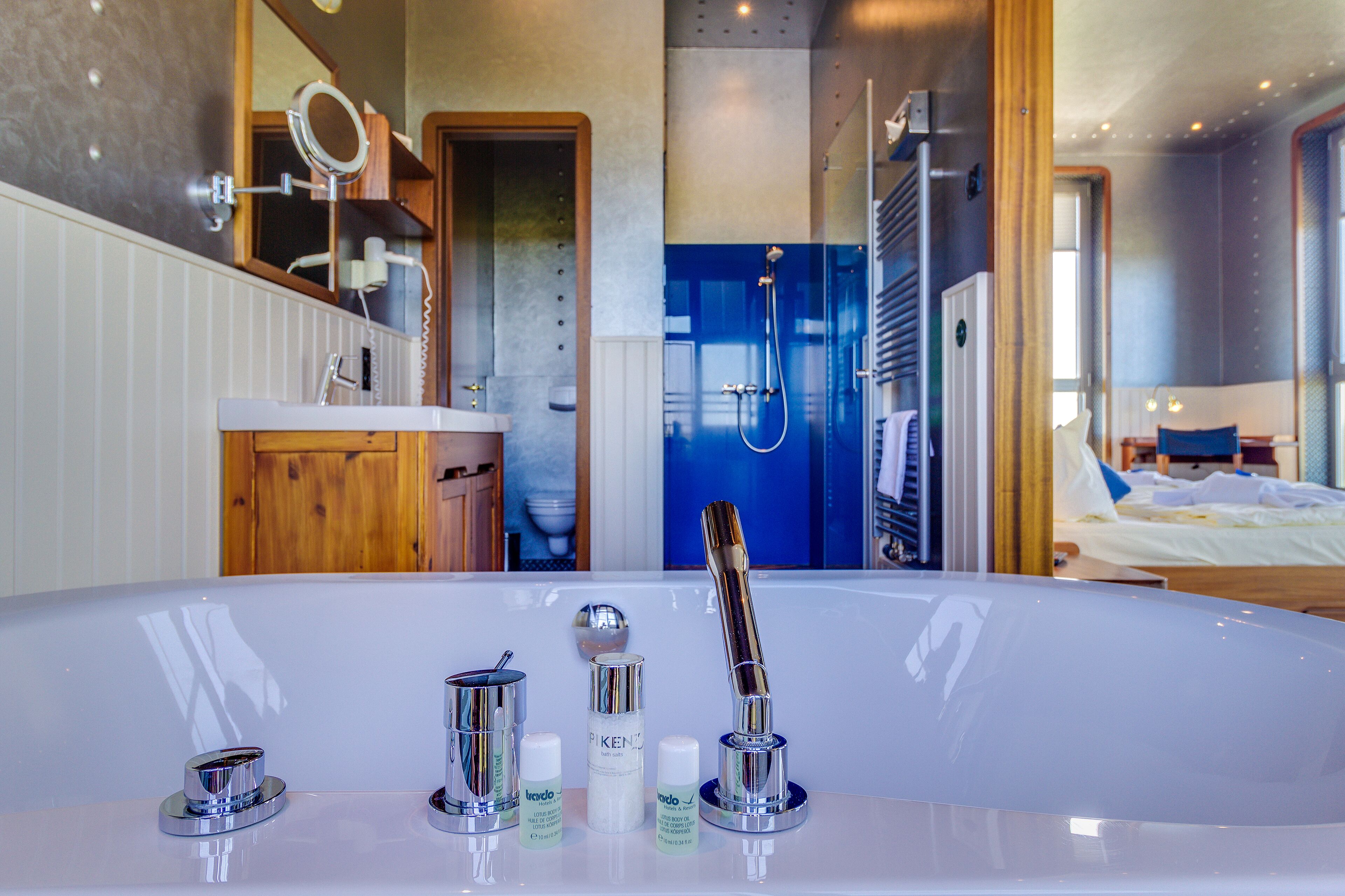 junior suite | deep-soaking bathtub