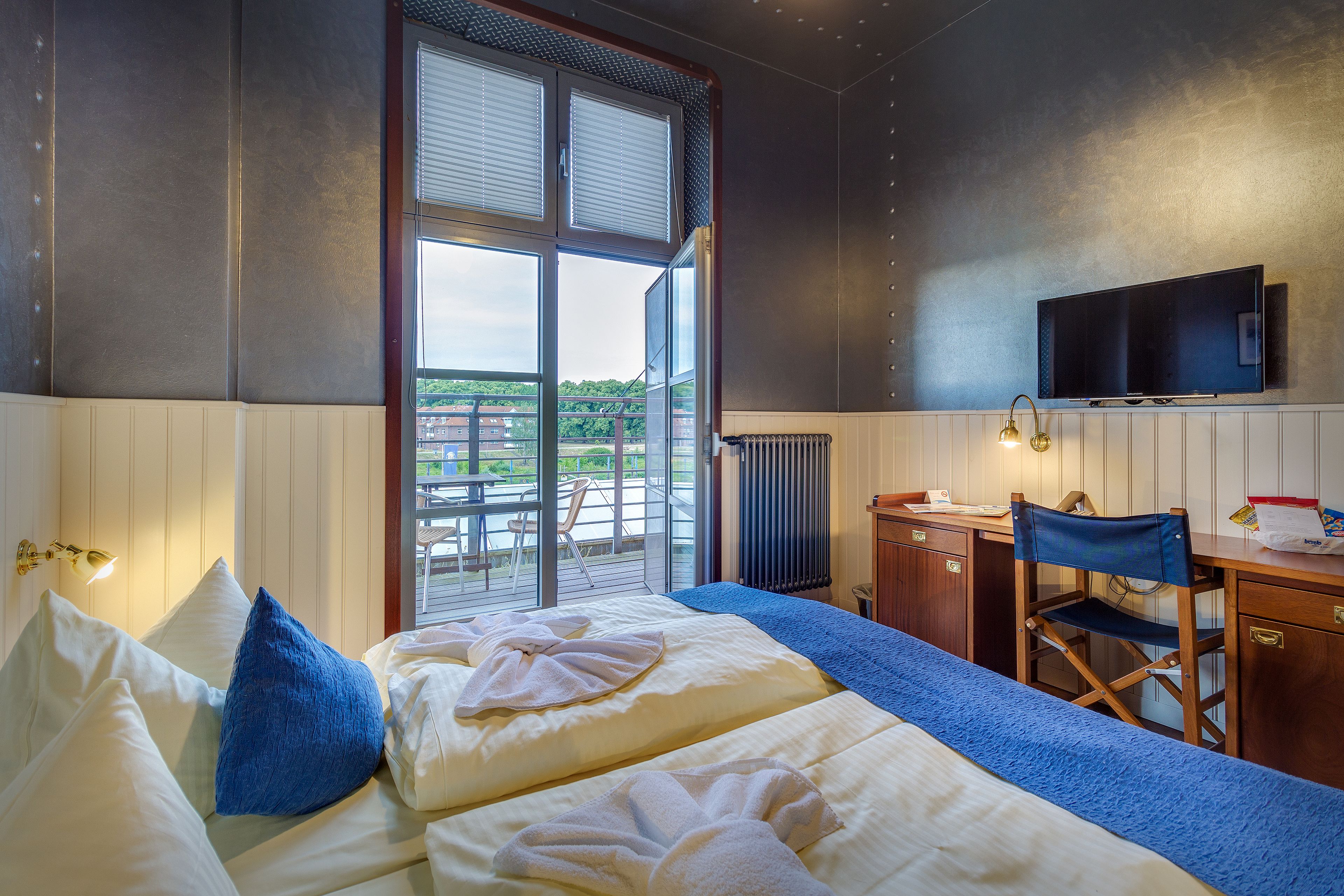 double room, balcony | 1 bedroom, individually decorated, individually furnished, desk