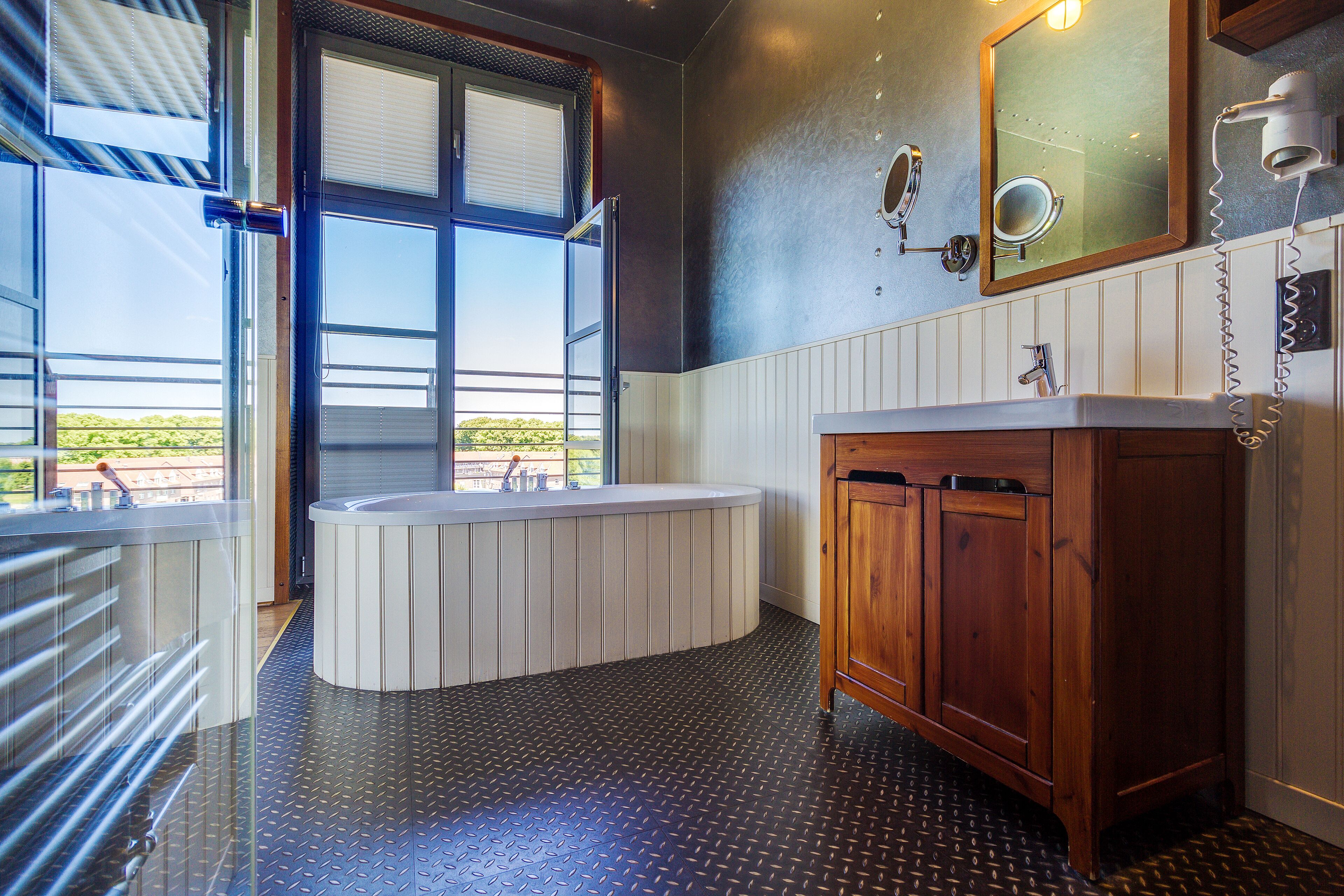 junior suite | deep-soaking bathtub