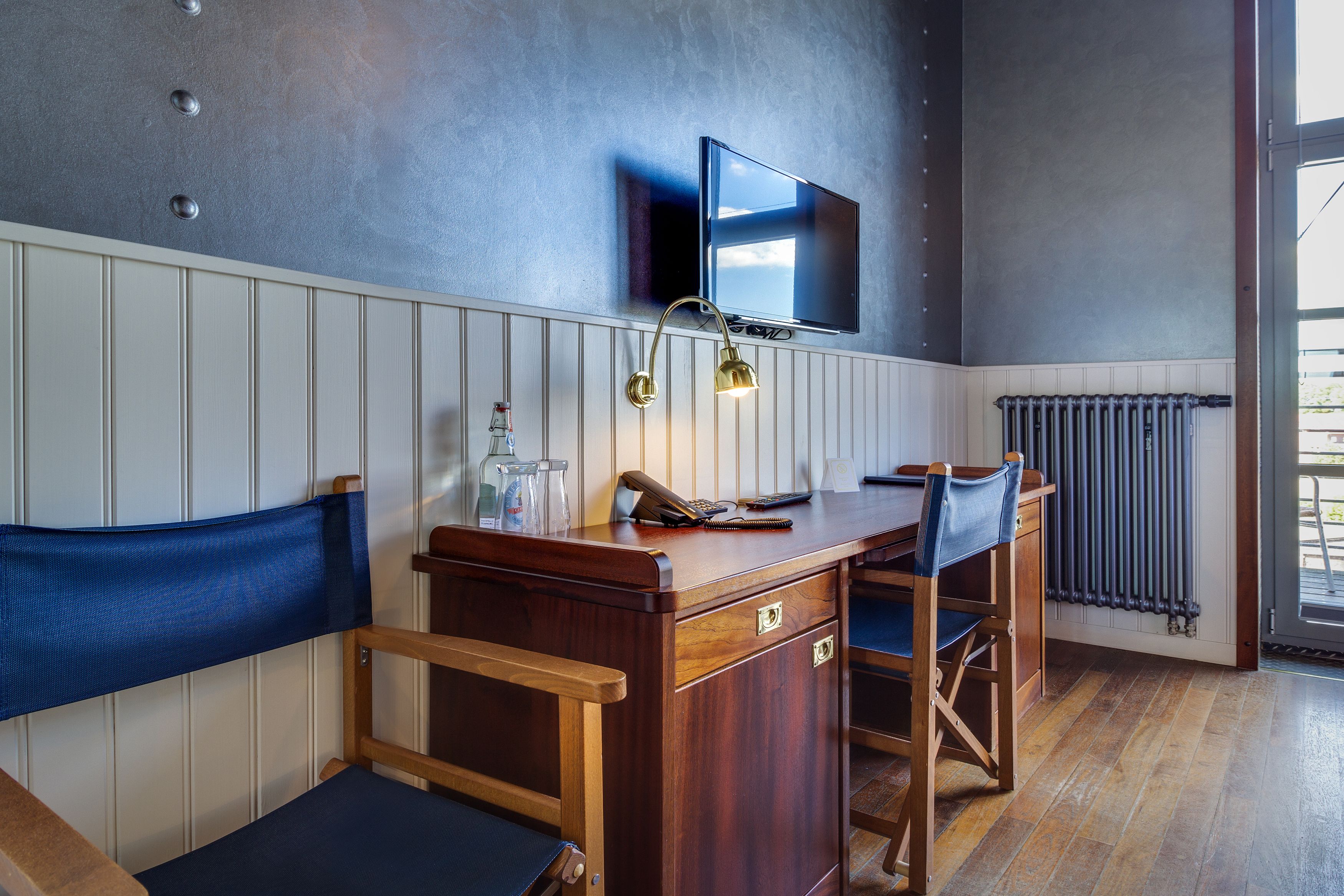 1 bedroom, individually decorated, individually furnished, desk