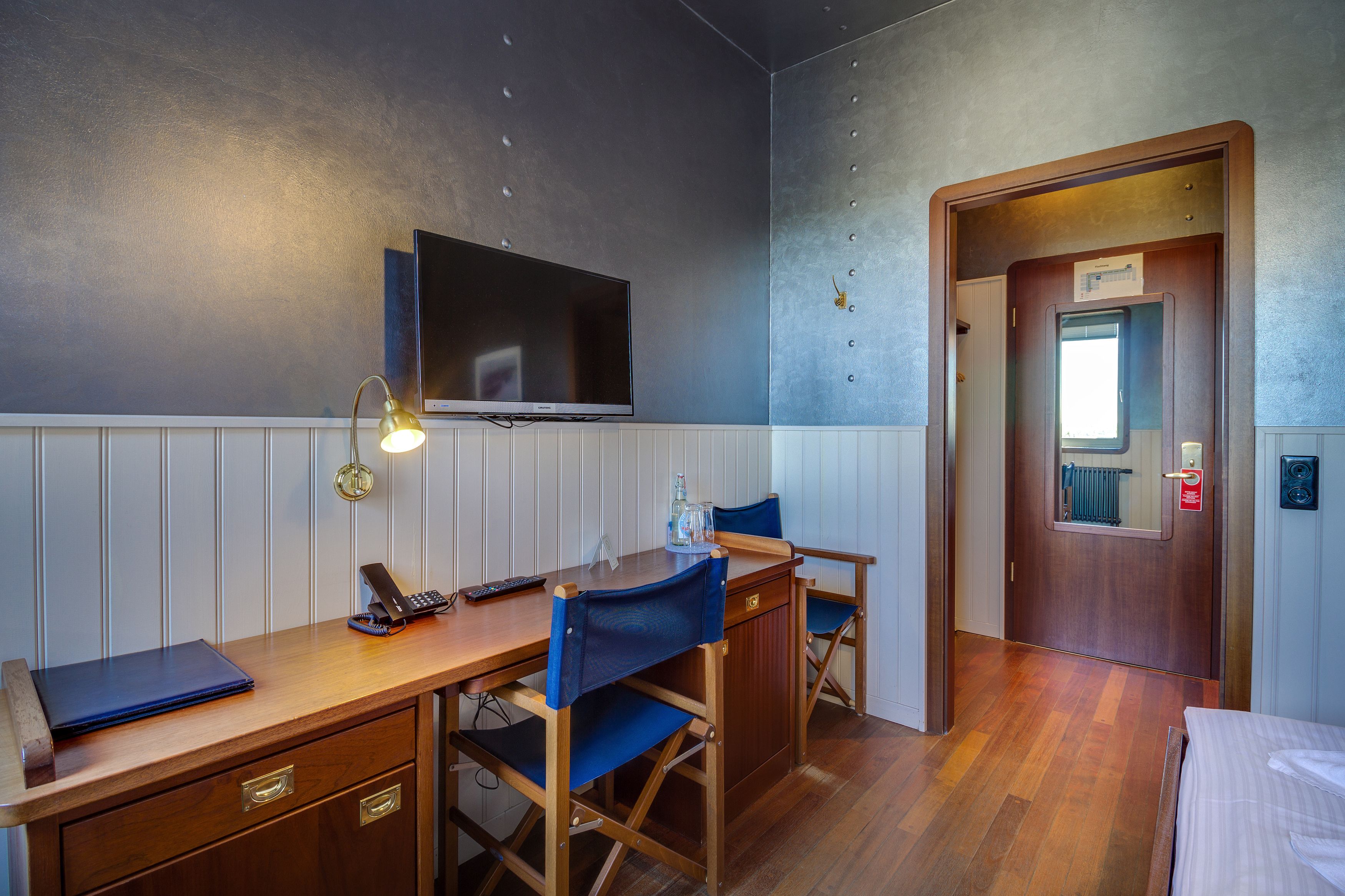 1 bedroom, individually decorated, individually furnished, desk