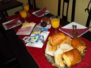 Desayuno continental (EUR 8.00 por persona)