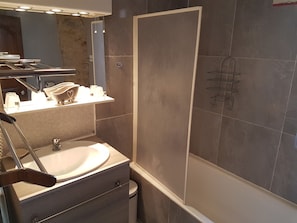 Amenidades de baño gratuitas, secadora de cabello, toallas