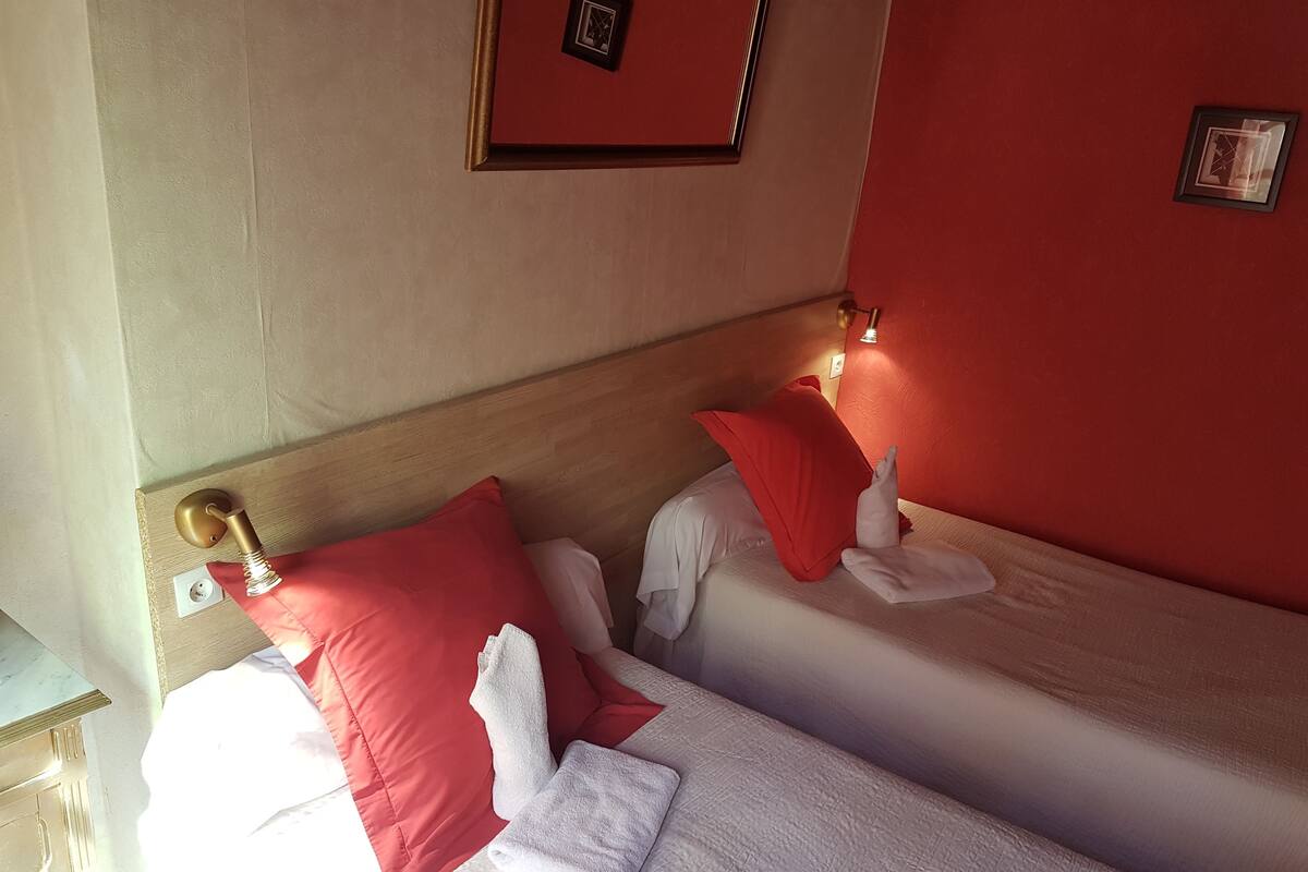 Habitación básica con 1 cama matrimonial o 2 individuales | Decoración personalizada, muebles diferentes y escritorio