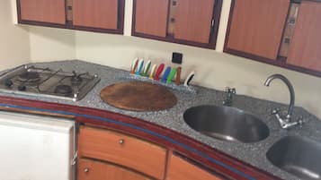 Peti sejuk, dapur, alat memasak/pinggan mangkuk/perkakas dapur