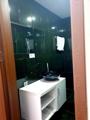 Doppia Deluxe, 1 letto king | Minibar, una scrivania, ferro/asse da stiro, Wi-Fi gratuito
